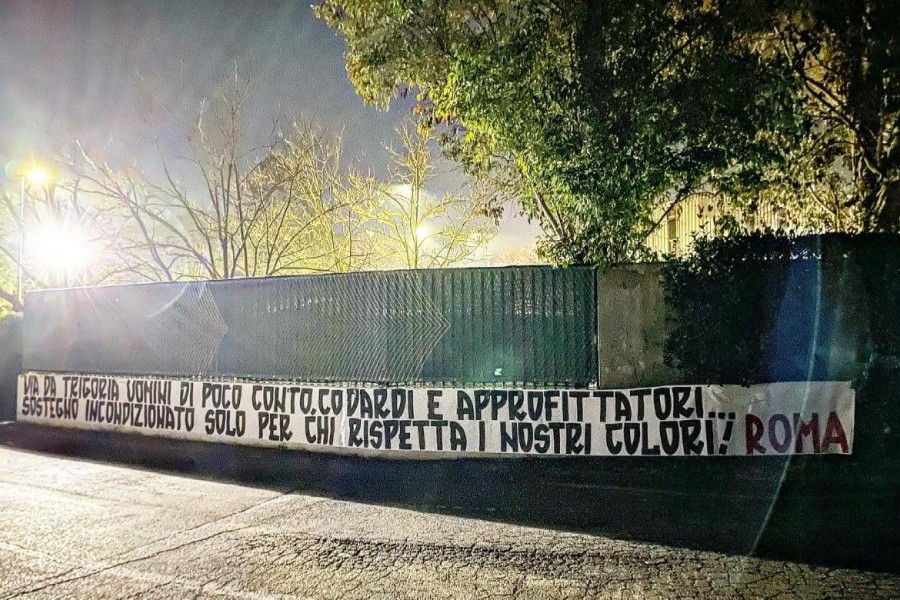 Lo striscione esposto dai tifosi della Roma a Trigoria