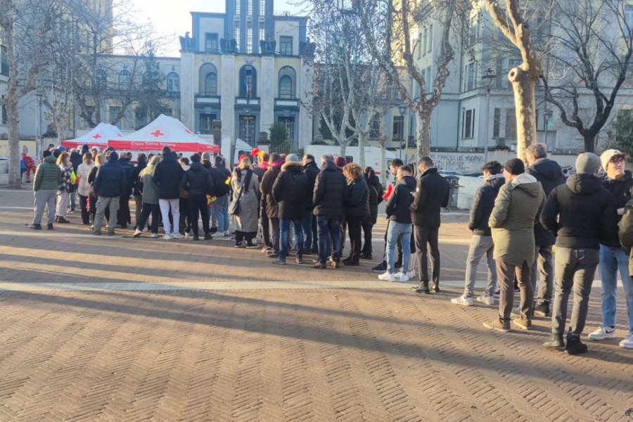 Le persone in coda per donare il sangue all'iniziativa della Roma per San Valentino