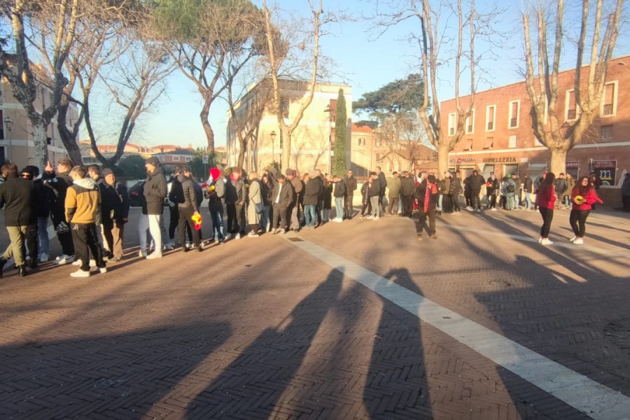 La coda per donare il sangue in Piazza Damiano Sauli