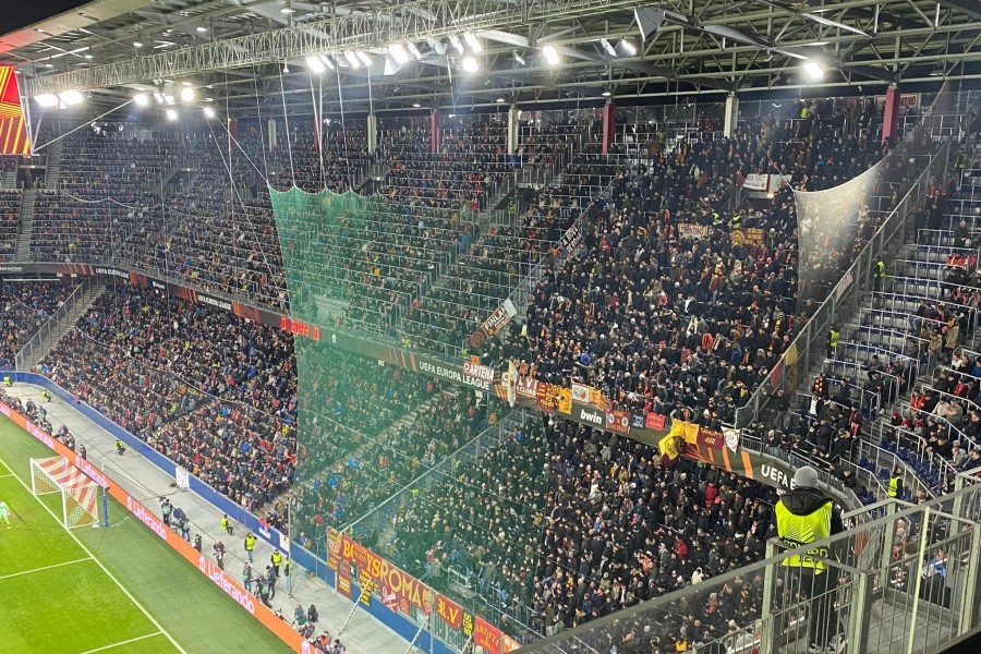 I tifosi della Roma nel settore ospiti della Red Bull Arena
