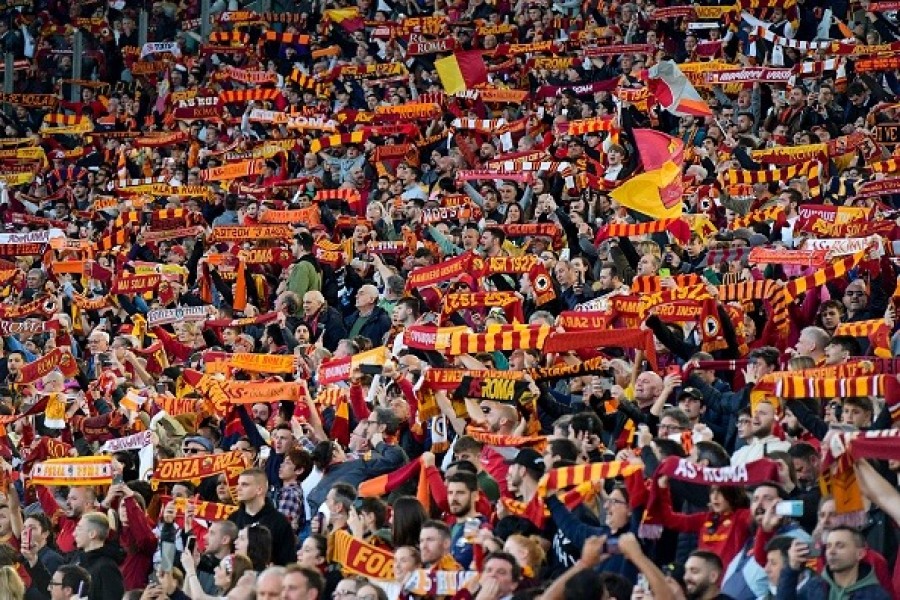 La sciarpata dei tifosi della Roma allo Stadio Olimpico