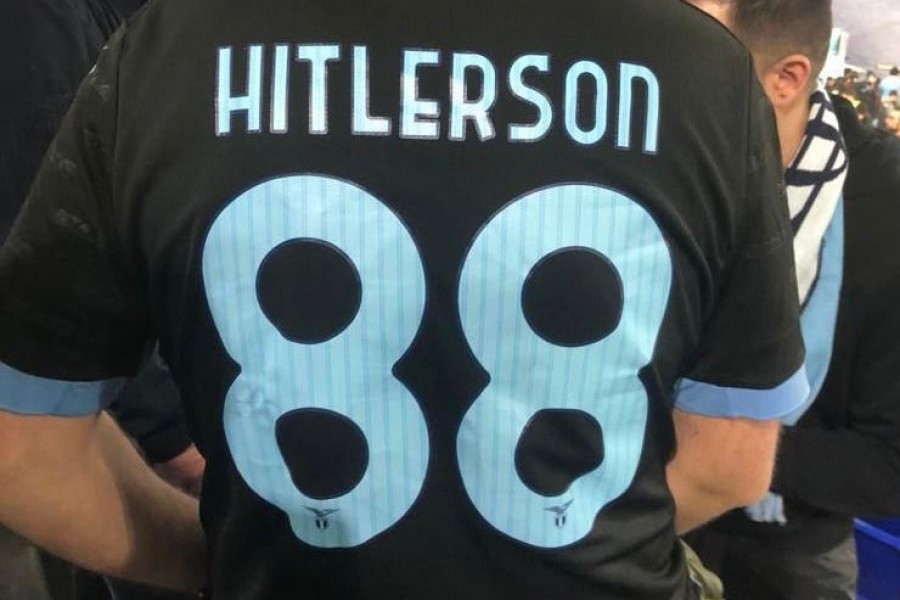 La maglia indossata da un tifoso della Lazio