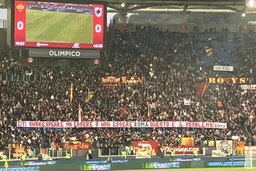 Lo striscione esposto dalla Curva Sud nel corso di Roma-Sampdoria