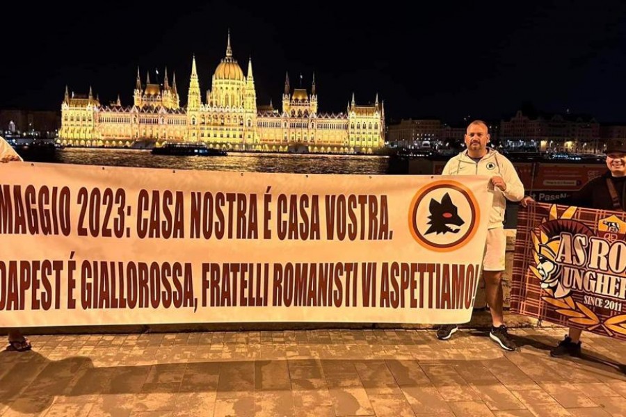 Lo striscione esposto dal Roma Club Ungheria