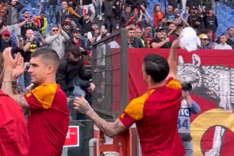 La consegna delle maglie ai tifosi della Roma