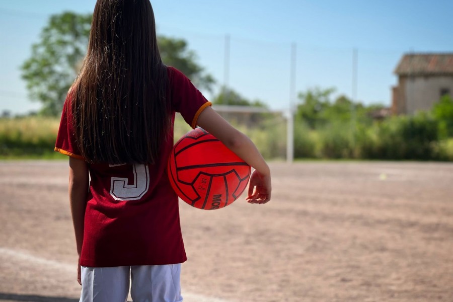 Bruna, la protagonista del corto, con la maglia di Falcao. Nella pellicola è interpretata da Keira Cherubini Fabiani