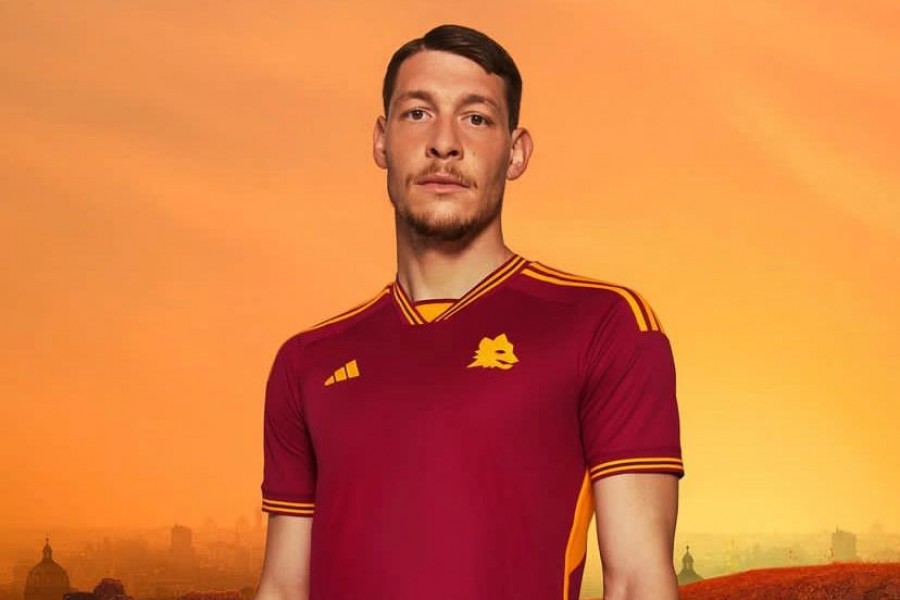 La foto di presentazione della maglia del Gallo Belotti