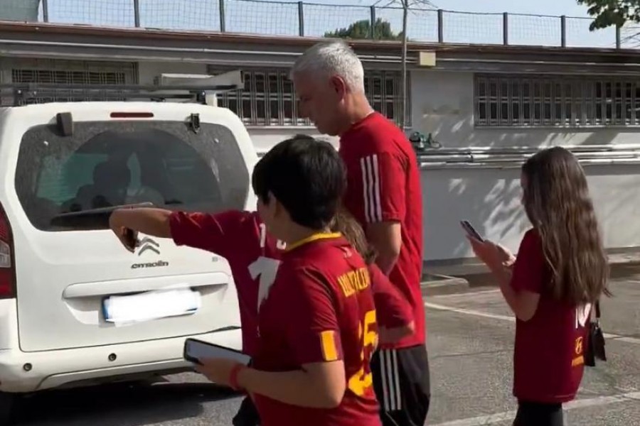 Mourinho e i bambini si dirigono verso l'allenamento dei giocatori