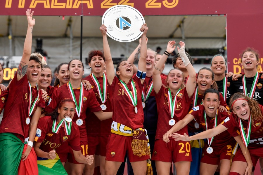 La Roma femminile festeggia la vittoria del campionato