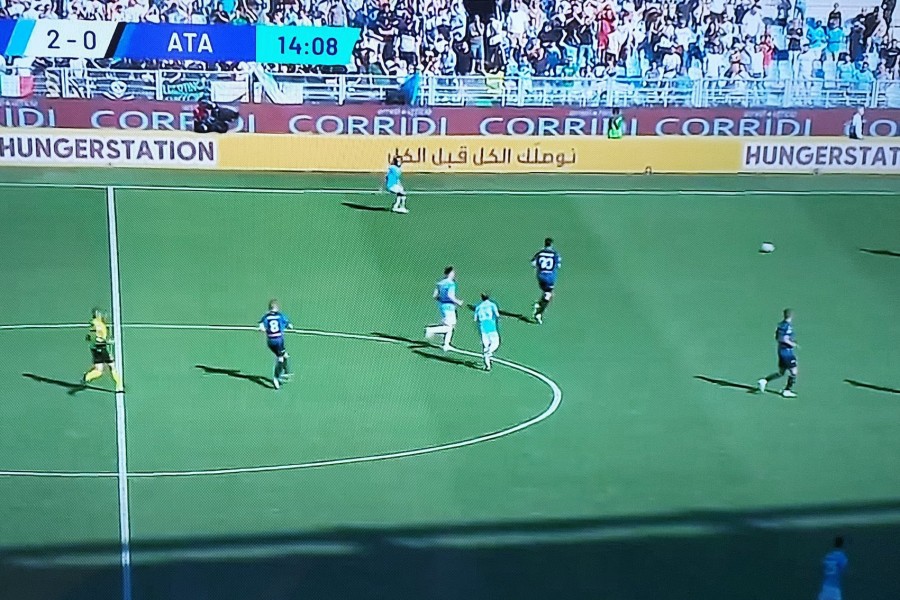 Lo sponsor di Riyadh apparso durante Lazio-Atalanta