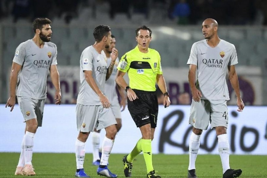 Fazio, Pellegrini e Nzonzi discutono con l'arbitro Banti, di LaPresse