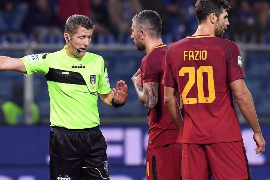 L'arbitro Orsato discute con Kolarov e Fazio, di LaPresse