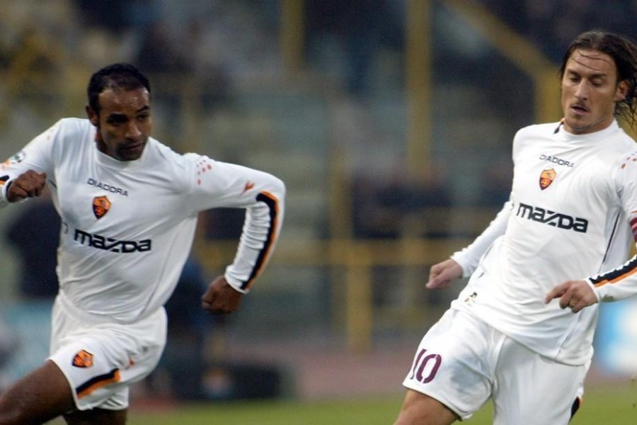 Emerson e Totti in campo insieme con la maglia della Roma nel 2003, di LaPresse