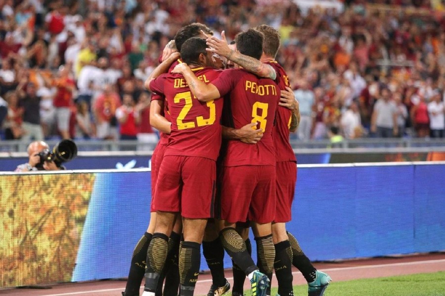 L'esultanza della Roma dopo il gol di Edin Dzeko