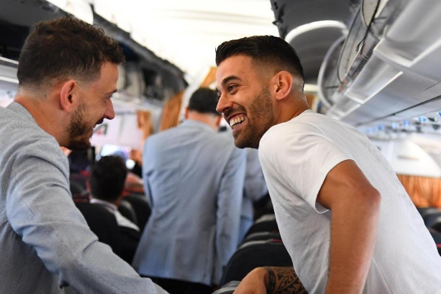 Alessandro Florenzi e Leonardo Spinazzola sull'aereo per Londra @GETTY IMAGES