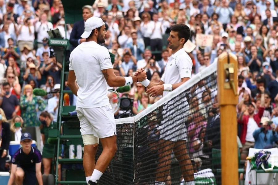 La stretta di mano tra Berrettini e Djokovic a fine partita @GETTY IMAGES