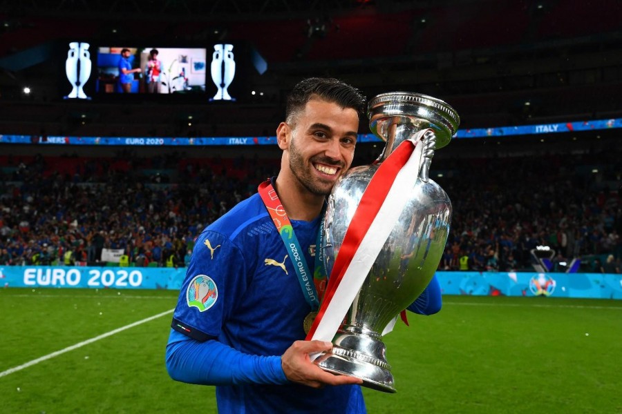 Leonardo Spinazzola con la coppa di Euro 2020 in mano @GETTY IMAGES