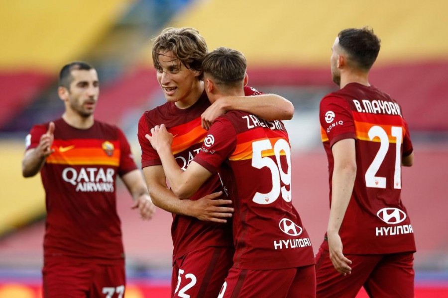 L'abbraccio tra Bove e Zalewski nel corso della passata stagione (As Roma via Getty Images)