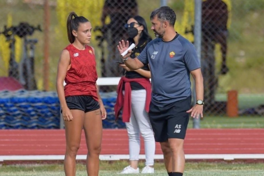 Serturini a colloquio con il tecnico Spugna sul campo del ritiro al Terminillo (As Roma via Getty Images)