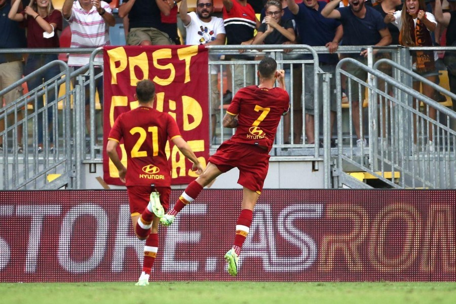 Pellegrini esulta sotto il settore dei tifosi romanisti dopo il gol del 2-1, di Mancini