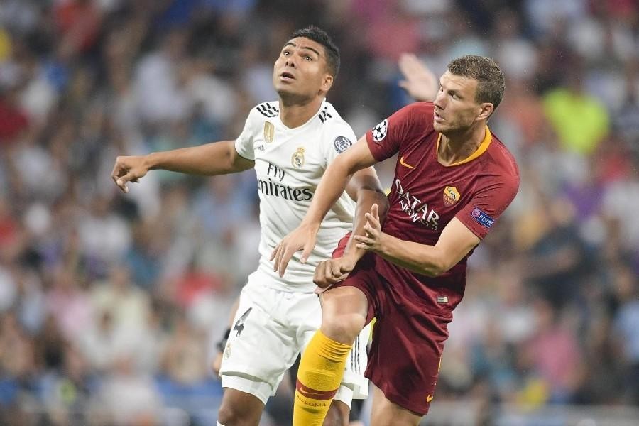 Casemiro e Dzeko durante l'ultimo Real Madrid-Roma, di LaPresse