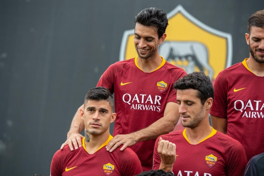 Perotti e Pastore scherzano durante la foto di squadra, di LaPresse