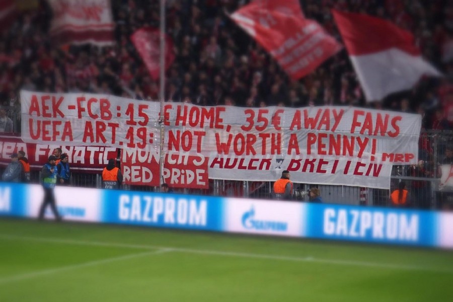 Lo striscione di protesta dei tifosi del Bayern