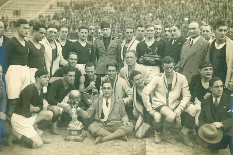 La Roma posa con la Coppa Coni, consegnata ai giallorossi il 24 febbraio 1929, in occasione di Roma-Triestina 4-0