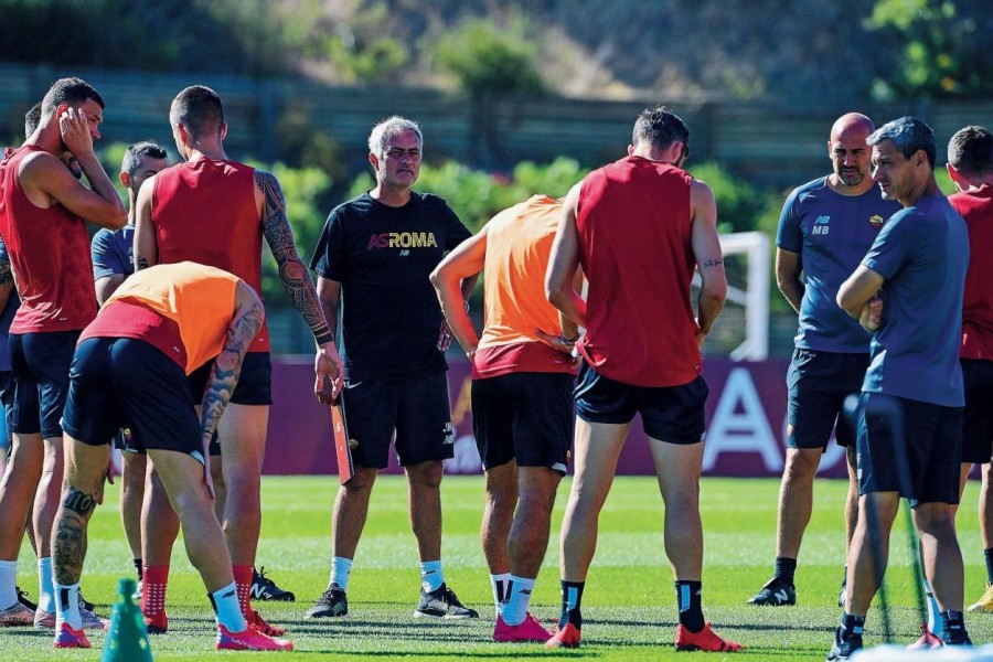 La Roma nel ritiro di Carvoeiro ascolta le indicazioni di Mourinho (As Roma via Getty Images)