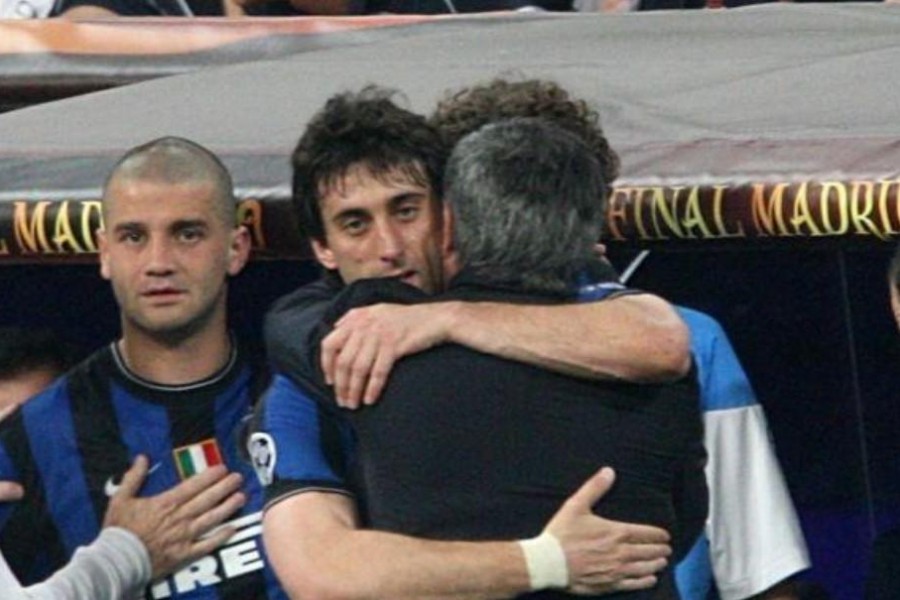 L'abbraccio tra Milito e Mourinho dopo la Champions vinta con l'Inter nel 2010 (Getty Images)