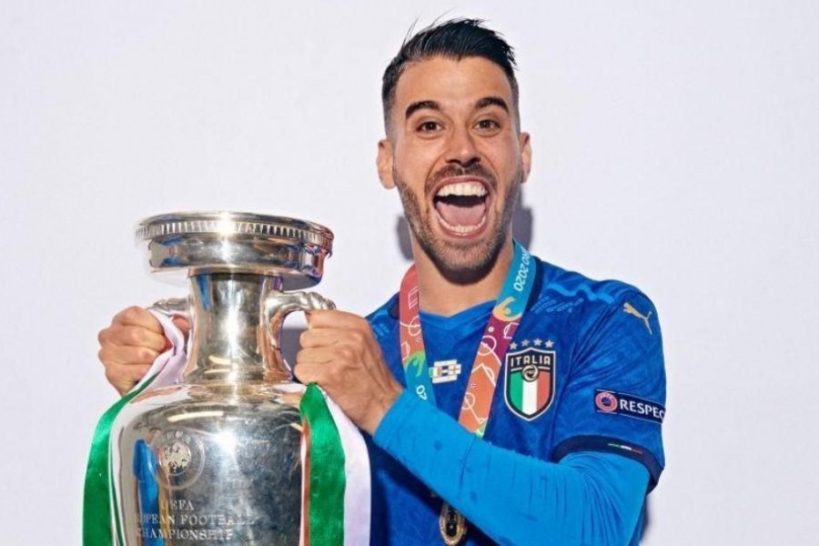 Spinazzola con il trofeo di Euro 2020 (Getty Images)