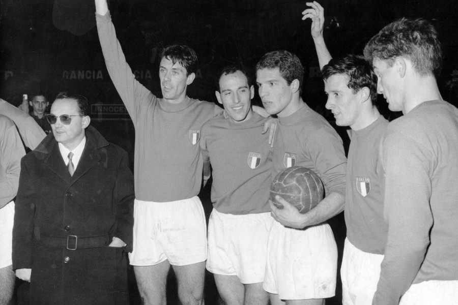 Alberto Orlando (al centro, con il pallone in mano) posa con la maglia della Nazionale dopo i quattro gol segnati alla Turchia all’esordio in azzurro, il 2 dicembre 1962. Con lui, da sinistra a destra: Cesare Maldini, Pascutti, Fogli e Sormani