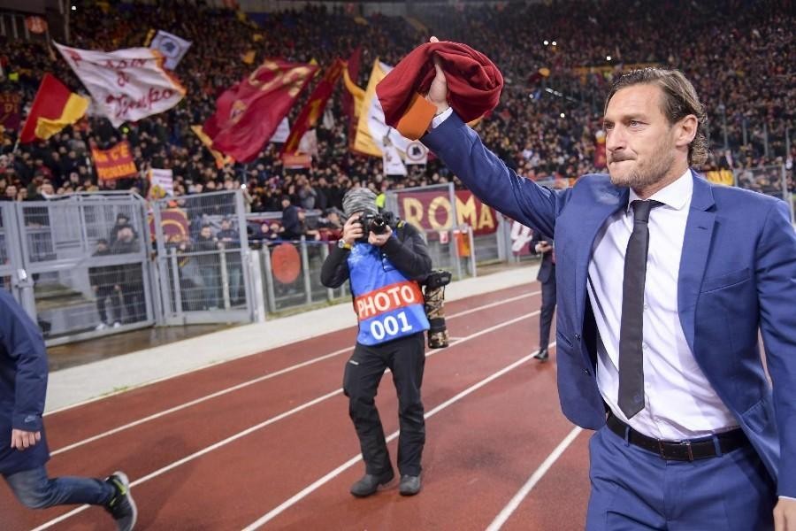 Francesco Totti sotto la Curva Sud, di LaPresse