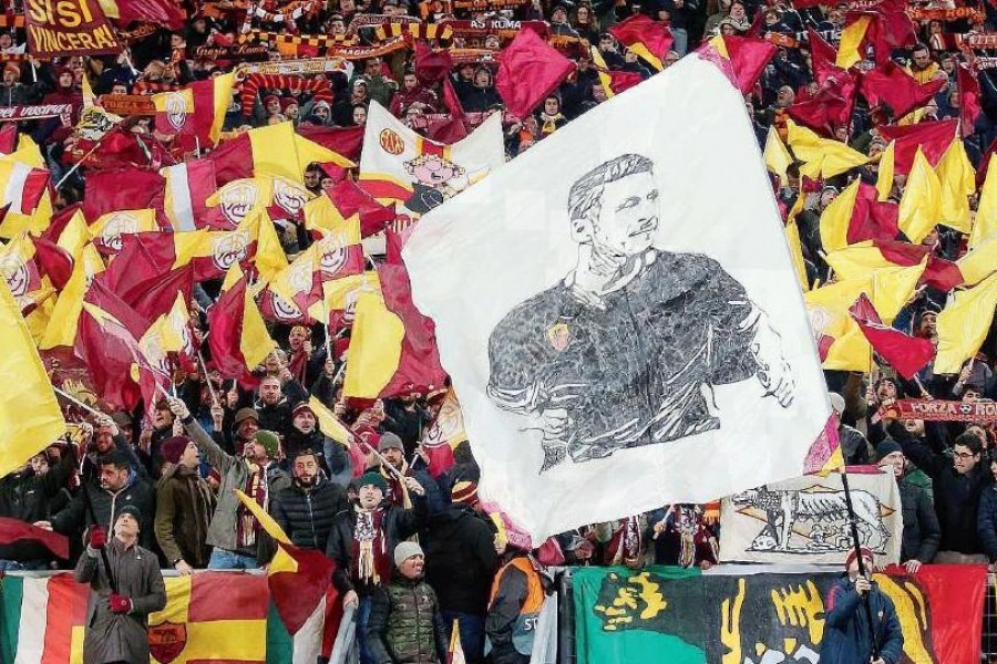 La Curva giallorossa durante Roma-Real, di Mancini