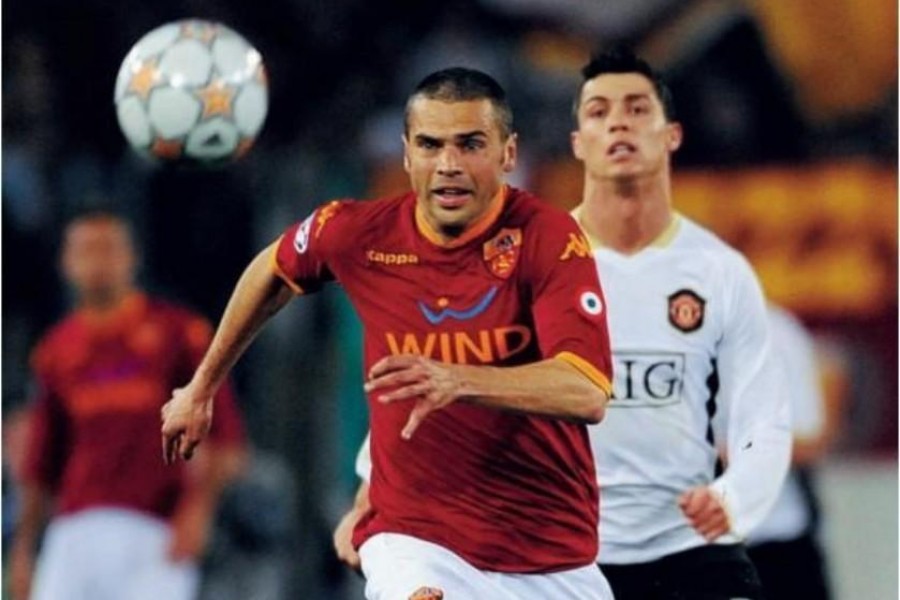 Tonetto in campo con la  maglia della Roma in Champions League nel 2008 (As Roma via Getty Images)