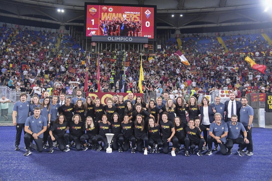 La Roma Femminile sotto la Sud con la Coppa Italia, nell'intervallo di Roma-Fiorentina @ AS Roma via Getty Images