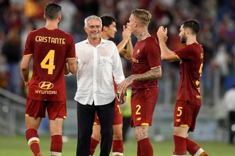 Mourinho con i suoi calciatori dopo il triplice fischio (As Roma via Getty Images)