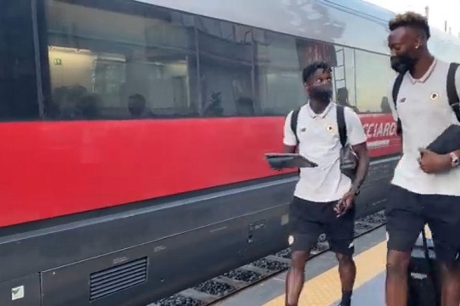 La squadra giallorossa appena scesa dal treno a Salerno (Twitter @AsRoma)