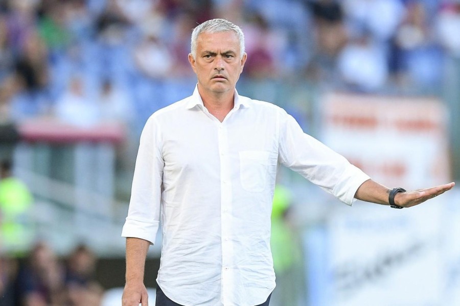 Mourinho durante la gara contro il Trabzospor all'Olimpico (As Roma via Getty Images)