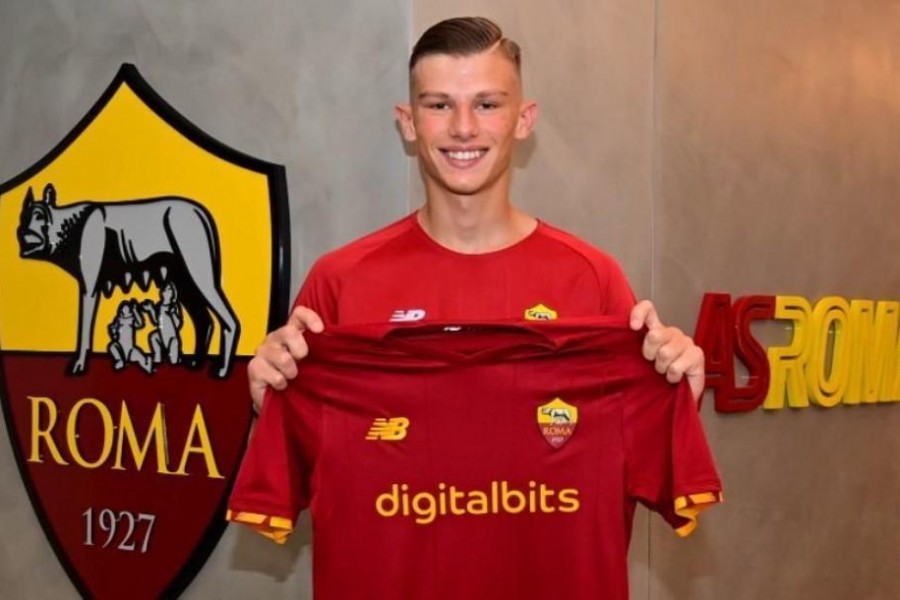 Tommaso Barrotta posa coa gian la magliao giallorossa (Foto Twitter AsRoma)