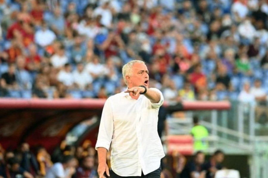 José Mourinho guida i suoi dalla panchina dell'Olimpico (As Roma via Getty Images)
