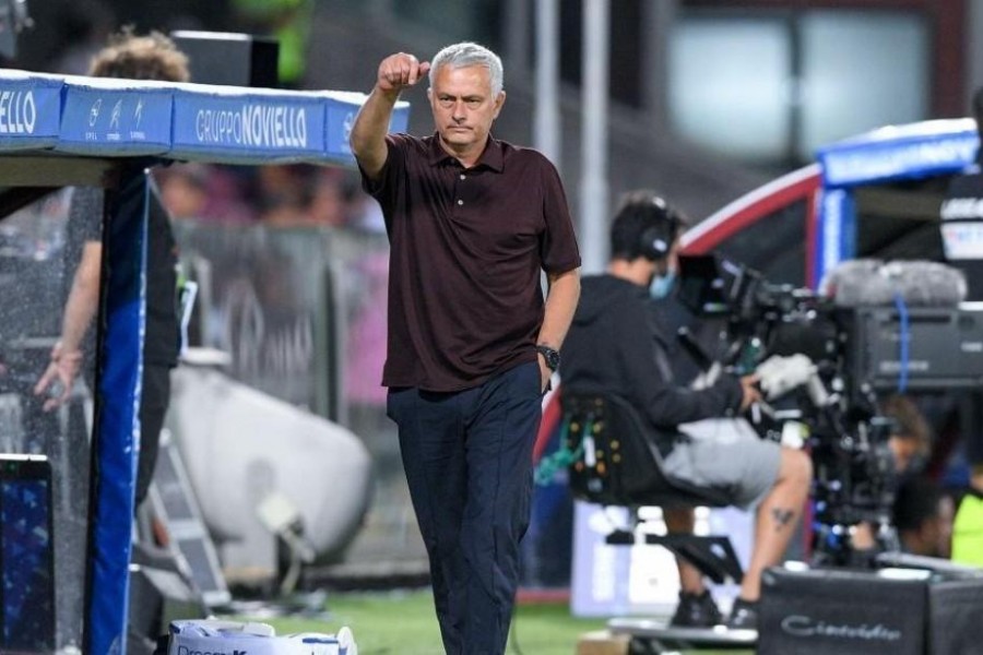 José Mourinho sulla panchina della Roma (As Roma via Getty Images)