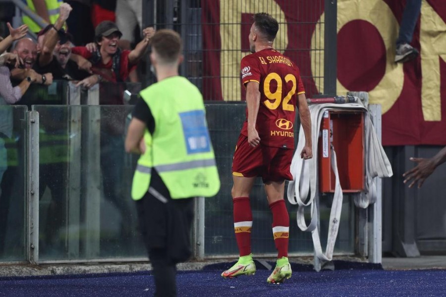 El Shaarawy sotto alla Sud dopo il gol (As Roma via Getty Images)