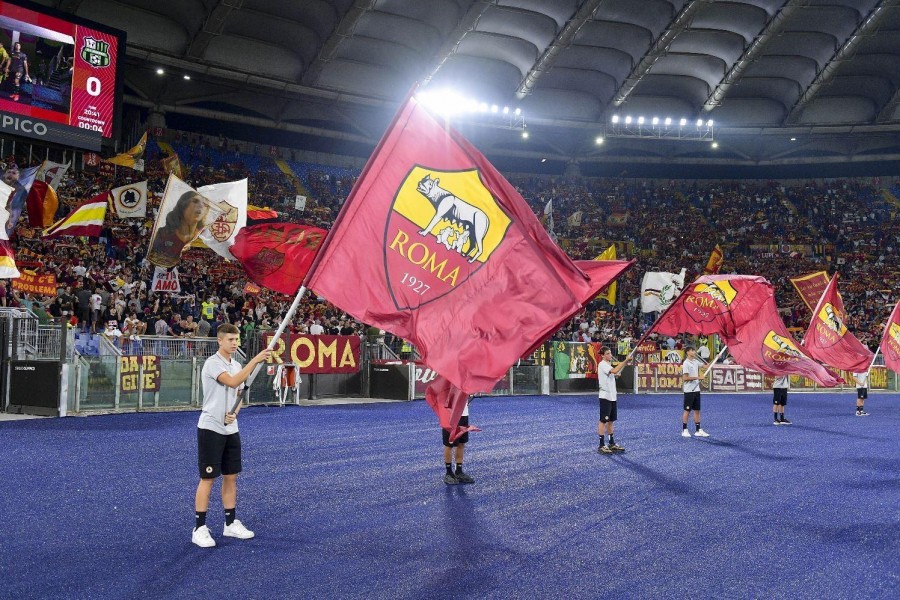 Giovani calciatori sbandieratori @AS Roma via Getty images