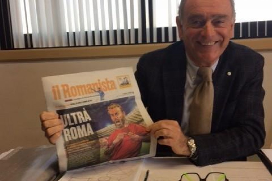 Renato papagni, presidente dell'Assobalneare, con una copia del Romanista