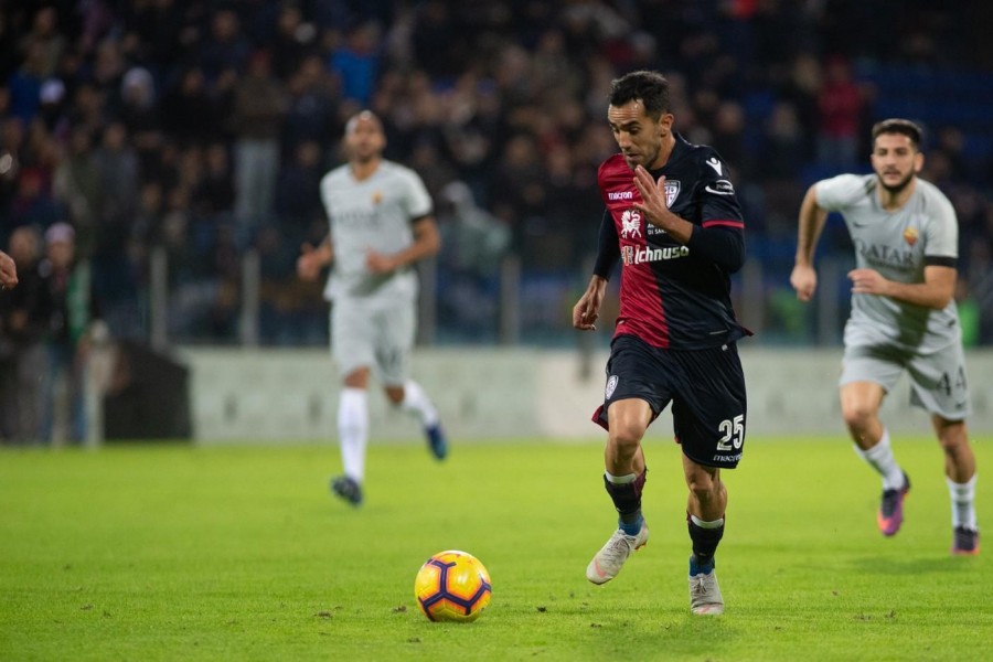 Manolas rincorre invano Sau nel finale di Cagliari-Roma, di LaPresse