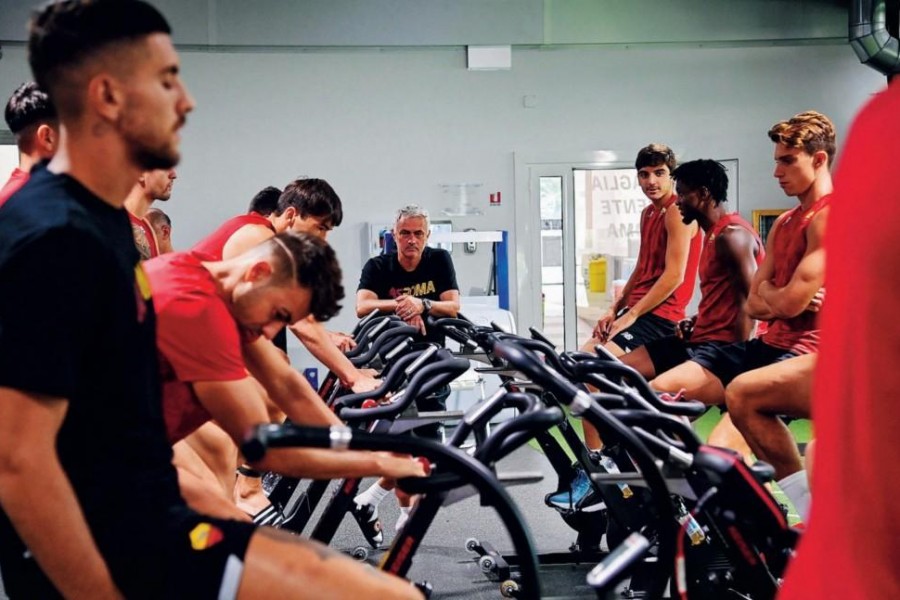 La seduta di cyclette per la squadra sotto lo sguardo di Mourinho (As Roma via Getty Images)