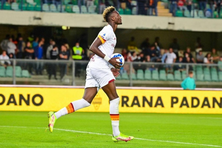 Abraham porta il pallone a centrocampo dopo l'autogol di Ilic @getty images