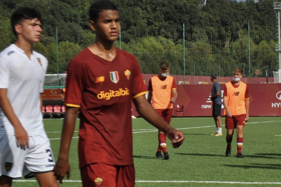 Il trequartista brasiliano Gabriel Joao Costa e Cesco, all’esordio in maglia giallorossa. Sullo sfondo, Cristian Totti