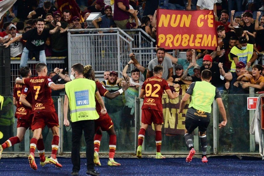 L'esultanza di El Shaarawy sotto la Sud dopo il gol contro il Sassuolo (As Roma via Getty Images)